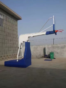 ?奧帥體育廠(chǎng)內(nèi)技術(shù)員正在調(diào)試液壓升降系統(tǒng)